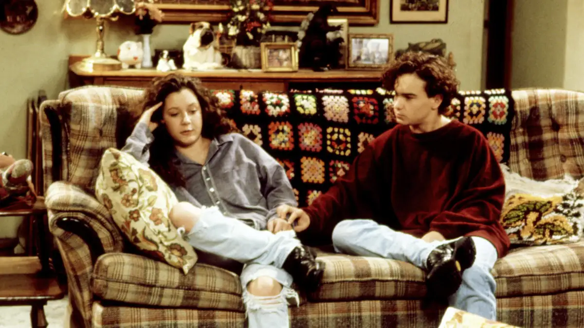 Johnny Galecki and Sara Gilbert starred in 'Roseanne'