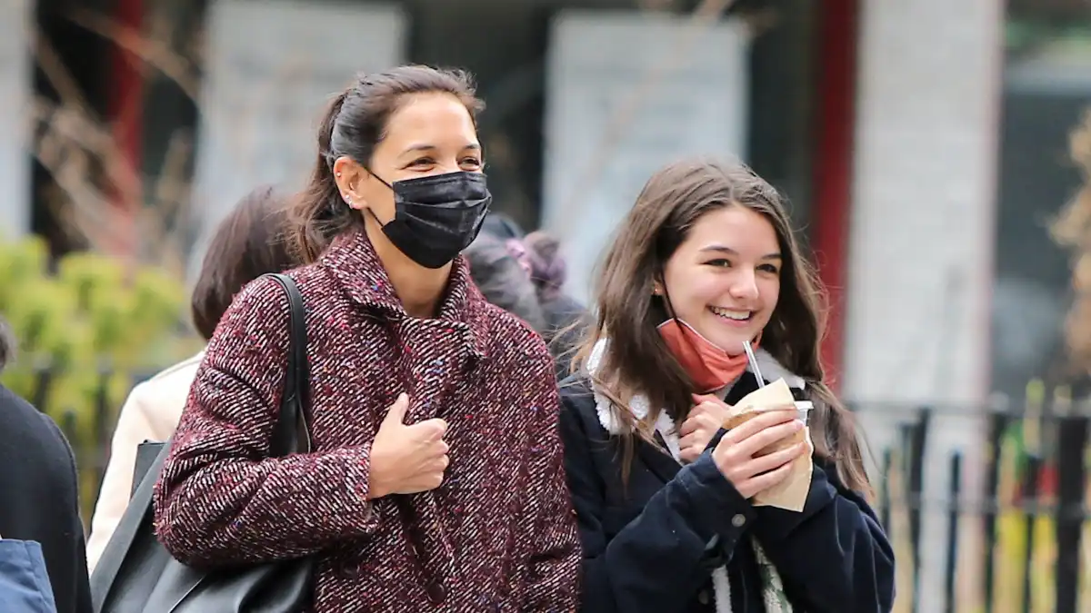 Katie Holmes And Suri Cruise Step Out - NYC Actress Katie Holmes and daughter Suri enjoying a sunday afternoon together,