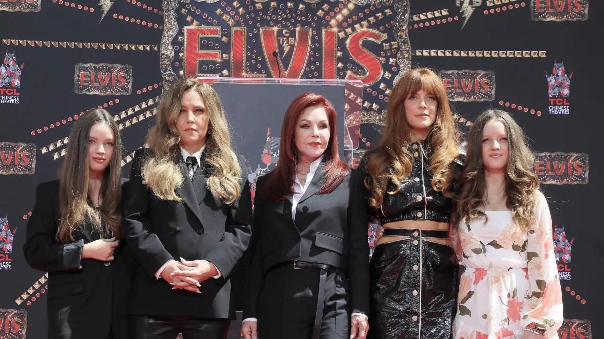 Lisa Marie Presley with her twins, her older daughter and her mother Priscilla