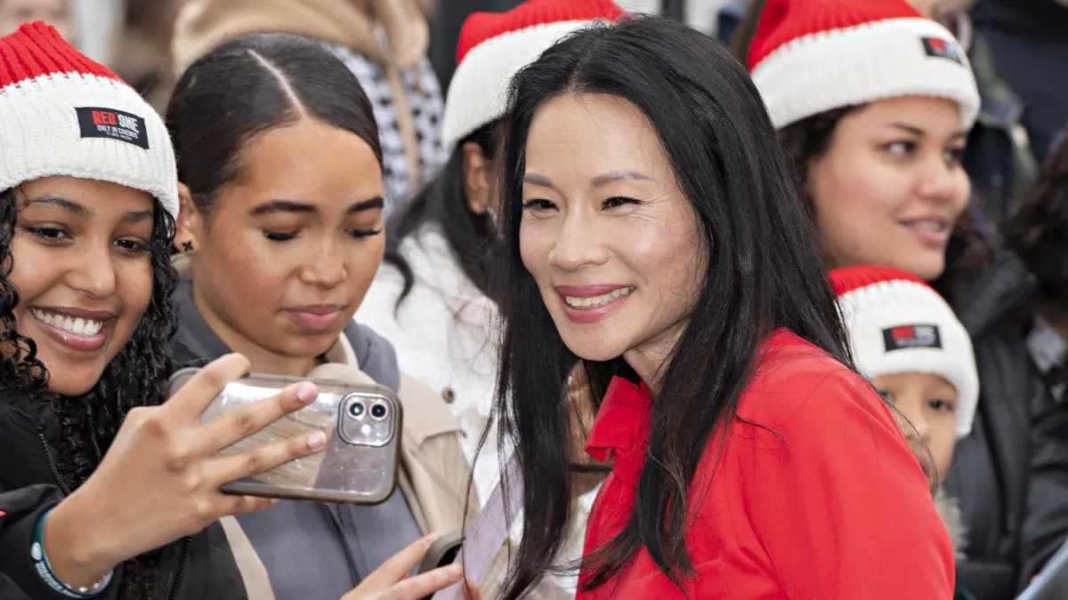 Red One UK Photocall Lucy Liu with fans attending the Red One UK Photocall, in Potters Fields, London. 6th November 2024
