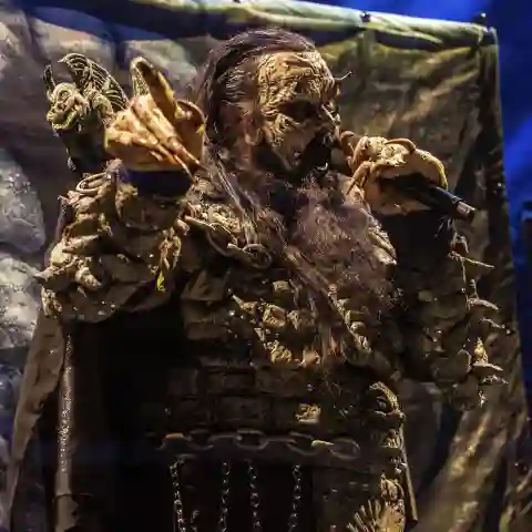 Tomi Mr. Lordi Putaansuu von Lordi live in der ZAG Arena. Hannover, 02.05.2023 *** Tomi Mr Lordi Putaansuu by Lordi live