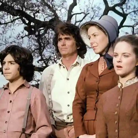 Matthew Laborteaux, Michael Landon, Karen Grassle y Melissa Sue Anderson en una escena de la serie 'Little House on the Prairie'