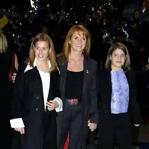 La Princesa Beatriz, Sarah Ferguson y la Princesa Eugenia en 2001