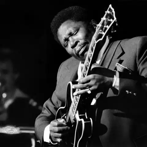 STOCKHOLM 1980-04-11 Den amerikanske bluesmusikern BB King spelar pa sin gitarr när han uppträder pa Konserthuset i Stoc