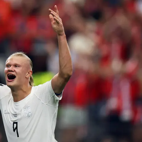 Erling Haaland looks a lot like his sister.