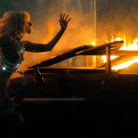 One of the most exciting scenarios in the music world was Gaga's 2009 American Music Awards concert, in which she set fire to the piano she was playing on. Add to the formula Gaga's trademark costume and the dark atmosphere she generated, and you have something that only she can pull off.