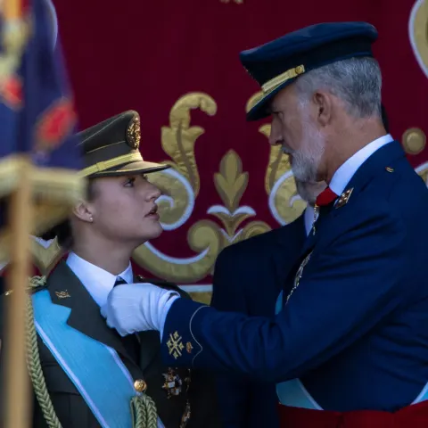 King Felipe rushes to his daughter Leonor's aid