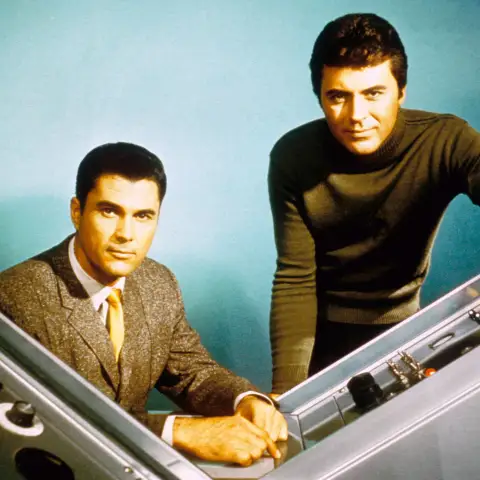 THE TIME TUNNEL ROBERT COLBERT, JAMES DARREN. Strictly editorial use only in conjunction with the promotion of the film