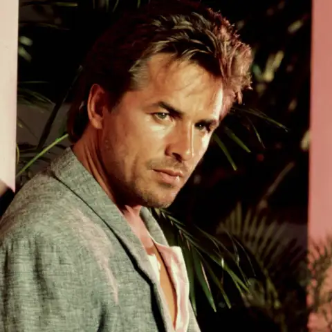 MIAMI VICE, Don Johnson, 1984–1989 Courtesy of the Everett Collection NOTE: DATE OF PHOTOGRAPH IS ESTIMATED PUBLICATIONxINxGERxSUIxAUTxONLY Copyright: xCourtesyxEverettxCollectionx T4DMIVI EC003