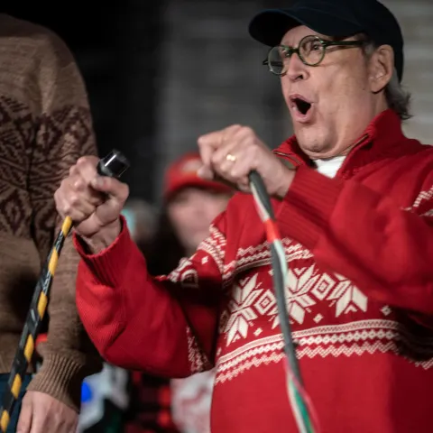 November 29, 2022, Morton Grove, Illinois, USA: CHEVY CHASE 79, practicing his extension cord handling skills before re