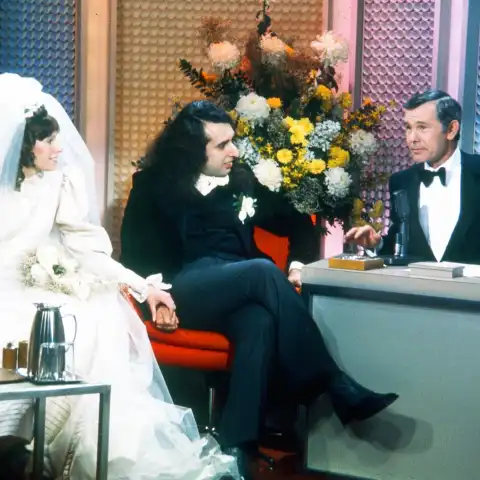 THE TONIGHT SHOW STARRING JOHNNY CARSON, Tiny Tim and Miss Vicki marry, from left: Vicki Budinger, Tiny Tim, Johnny Cars