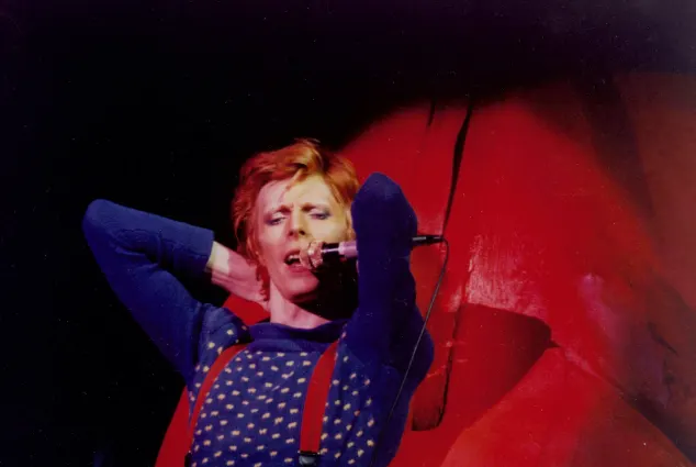 DAVID BOWIE performing live 1975