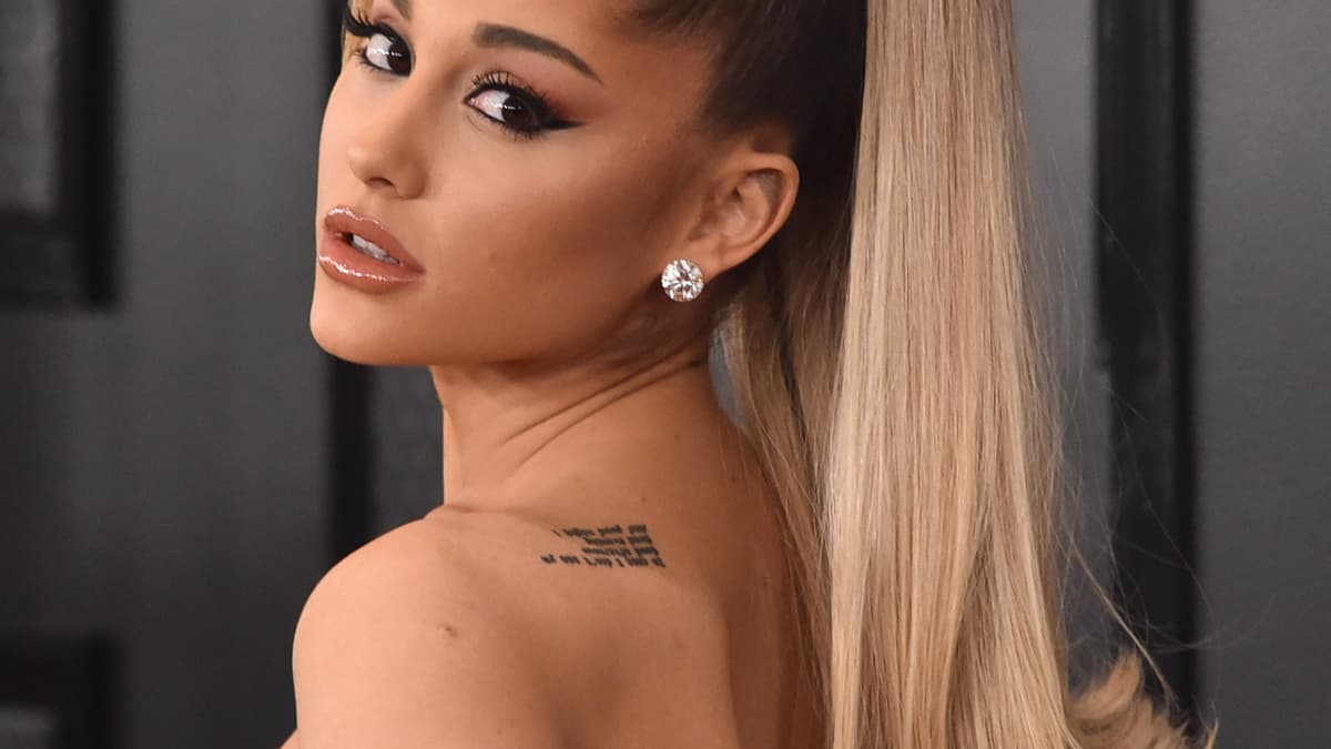 Ariana Grande S Pda With New Bf In Music Video With Justin Bieber