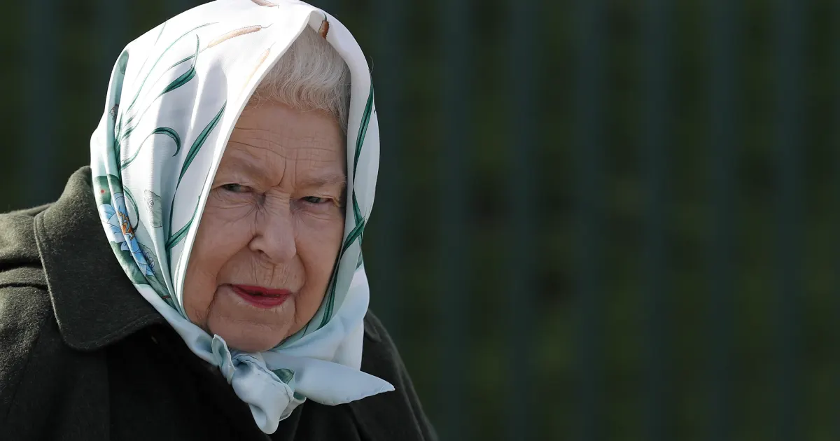 Pictures The Queen Steps Out At Balmoral Castle