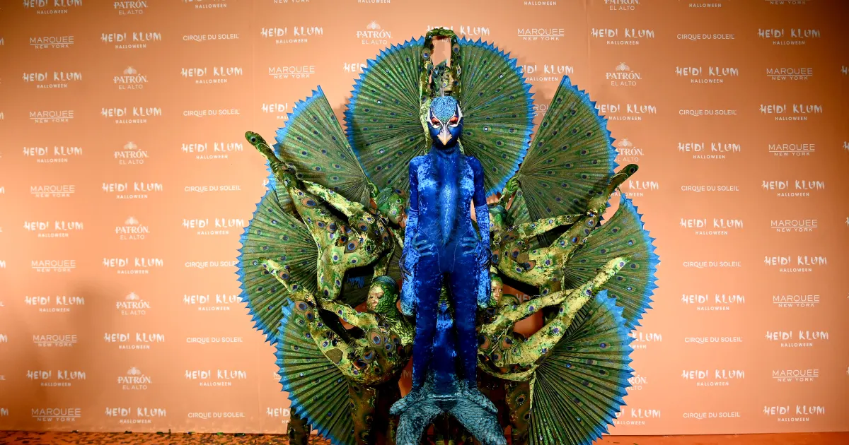 Heidi Klum's 2023 Halloween Outfit A Giant Peacock!