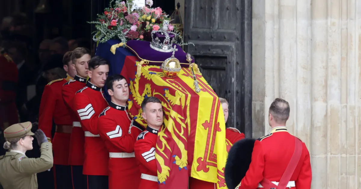 Queen’s Coffin: THIS Is How Much It Weighs