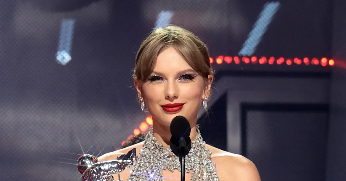 Taylor Swift Wins At VMAs And Announces New Album!