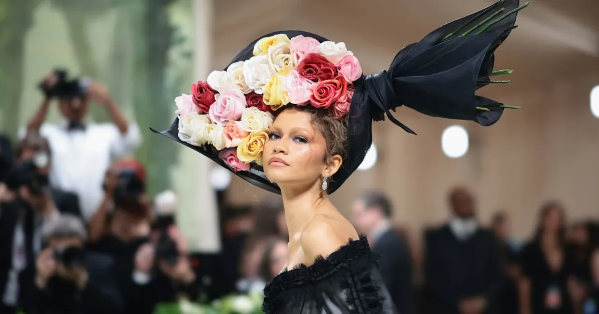 Braless: Zendaya Stuns In Plunging White Dress