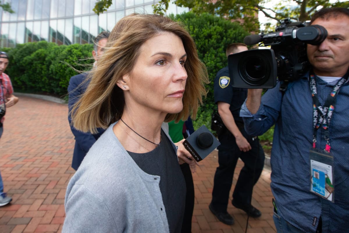 Lori Loughlin And Husband Plead Guilty College Admissions Scandal