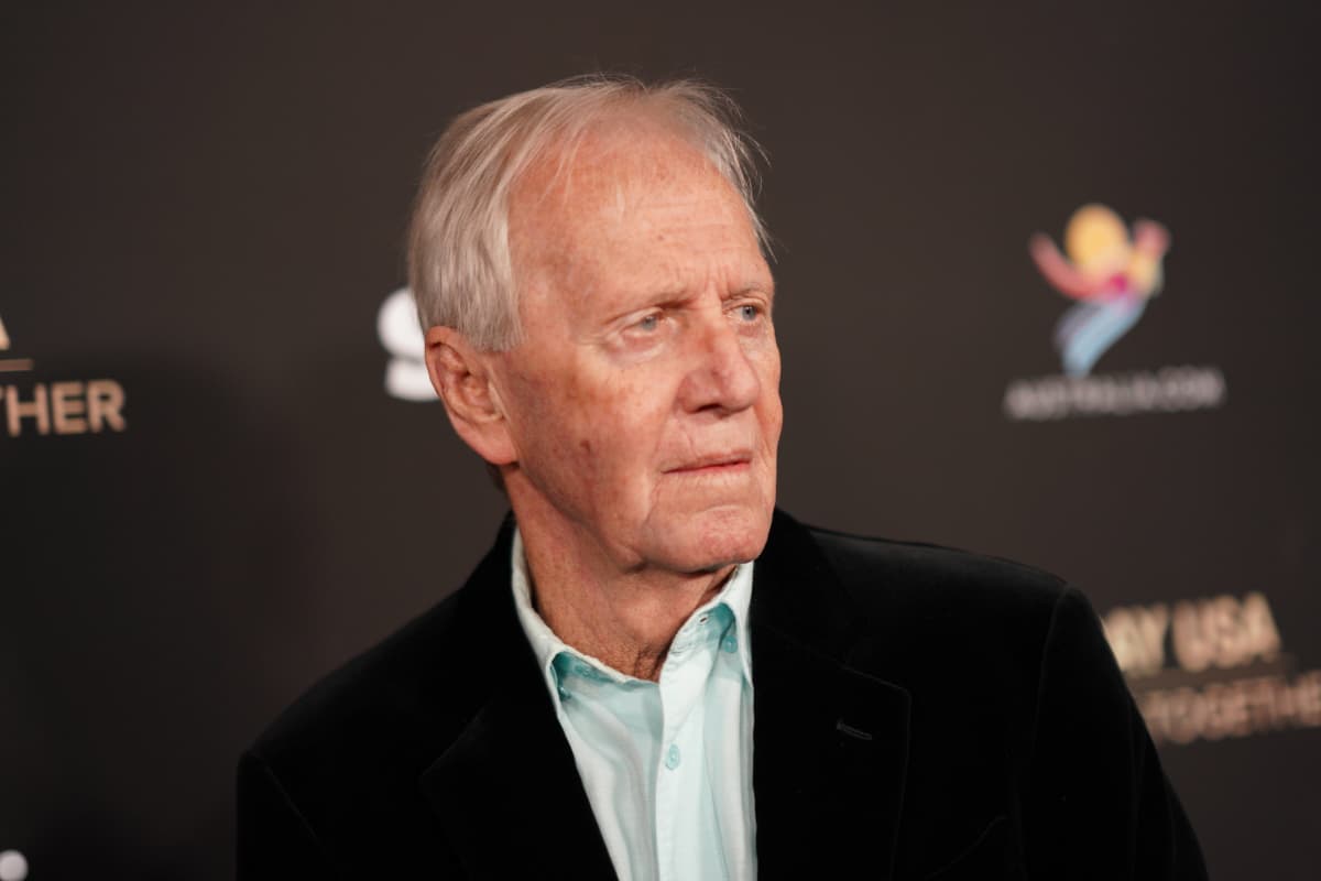 Paul Hogan Clashes With Homeless People Near La Mansion