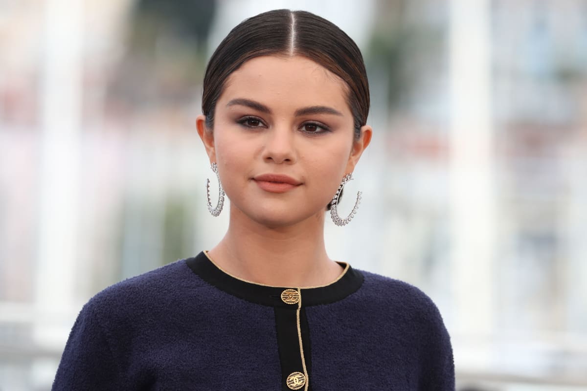 Selena Gomez Drops A New Single In Spanish Listen Here 