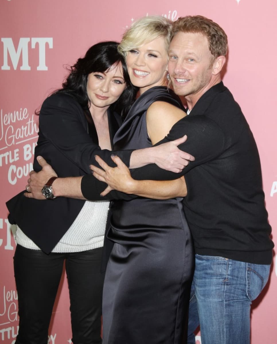 Jason priestley, gabrielle carteris and ian ziering everett collection. 'Beverly Hills, 90210' Reboot: Shannen Doherty Joins The Cast