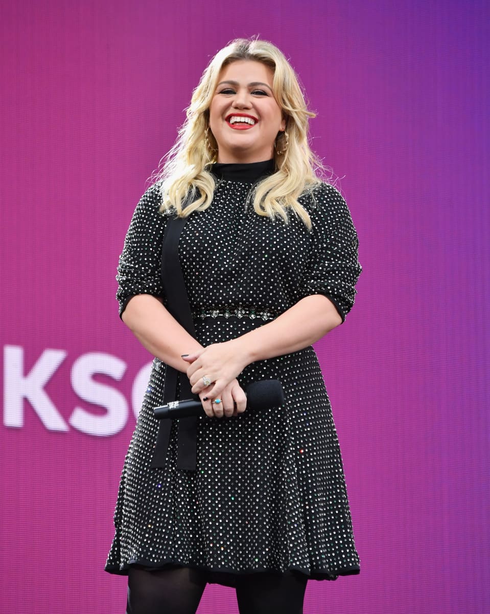 Watch Kelly Clarkson Show Cover Of Robyn's "Dancing On My Own"