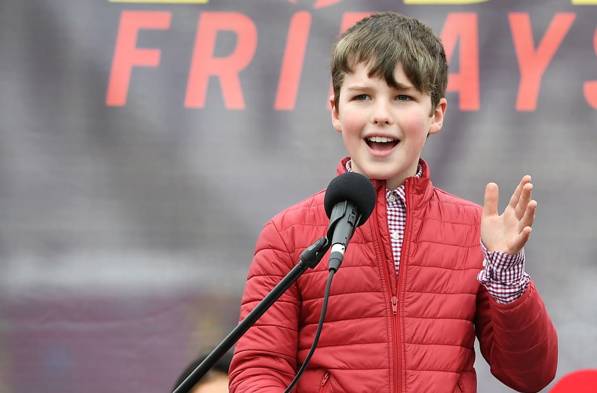 Young Sheldon These Are Iain Armitage S Parents Lee And Euan Iain armitage on big little lies, david bowie, and the big bang theory spinoffthis show got me into david bowie and now i know virtually all of his songs. young sheldon these are iain armitage