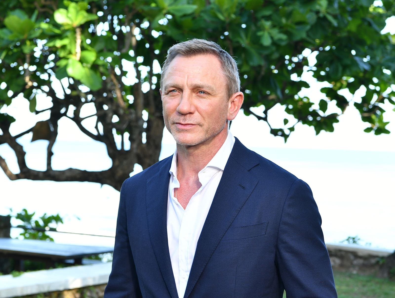 Wow Daniel Craig Was Unrecognizable With Long Hair