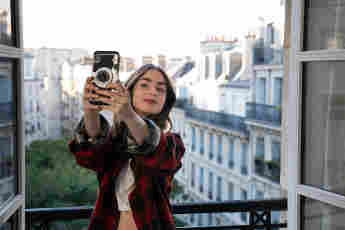 Lily Collins en una escena de la serie 'Emily in Paris'