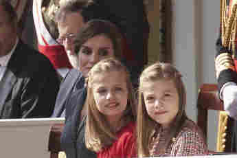 Königin Letizia von Spanien Töchter Prinzessinnen Leonor Sofia Nationalfeiertagsparade