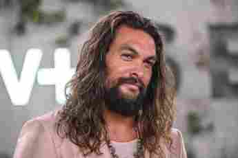 Jason Momoa made a hilarious cameo on Saturday Night last weekend. AND he was shirtless...