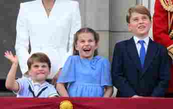 Prince Louis, Princess Charlotte and Prince George stand side by side on the balcony of Kensington Palace during Queen Elizabeth II's Jubilee.