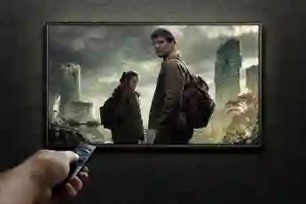 Bella Ramsey and Pedro Pascal in 'The Last of Us'