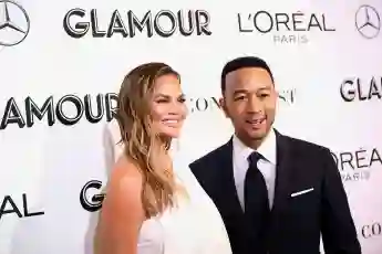 Chrissy Teigen Posts Baby Bump Pic On Twitter After Teasing Third Pregnancy In John Legend's Latest Music Video!