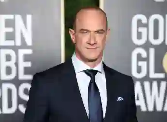 Christopher Meloni Reacts To Tight-Pants SVU Photo On Twitter picture set behind the scenes trending viral