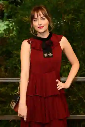 Dakota Johnson deslumbra con un vestido rojo