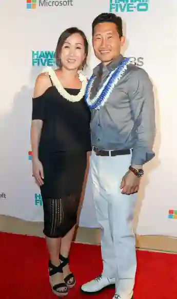 El actor Daniel Dae Kim y su esposa Mia llegan al CBS 'Hawaii Five-0' Sunset On The Beach Season 7 Premier Event en Queen's Surf Beach el 23 de septiembre de 2016 en Waikiki, Hawaii
