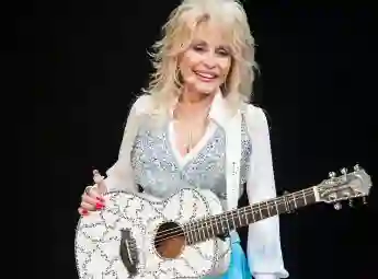 Dolly Parton Honours Kenny Rogers With CMT Giants Performance Of "Sweet Music Man" - Watch Here