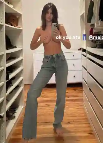 Emily Ratajkowski likes to show herself topless