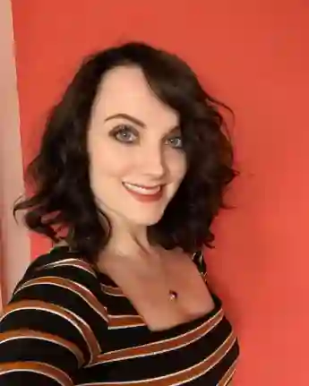 Evanna Lynch surprises with black hair