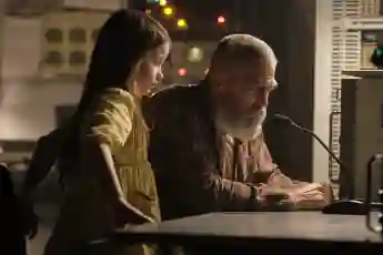 George Clooney en una escena de la película 'The Midnight Sky'