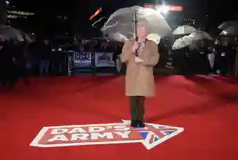 Dad's Army" - Première mondiale - Arrivées sur le tapis rouge