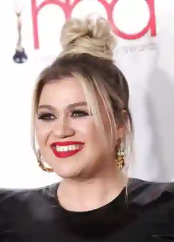 Kelly Clarkson Jokes Her Chest Looks Enormous In New Promo Pics And She Doesn't Know Why!