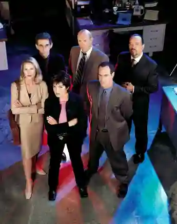 The cast of ﻿Law & Order: SVU﻿ in season 2 (2000).