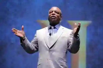 LeVar Burton Is Starting His Own Trivia Pursuit Show After Jeopardy! Drama 2021 news latest hosting game