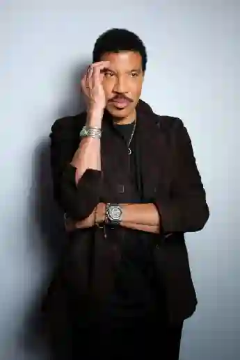 Lionel Richie Wants To Bring Back "We Are The World" For Coronavirus Victims