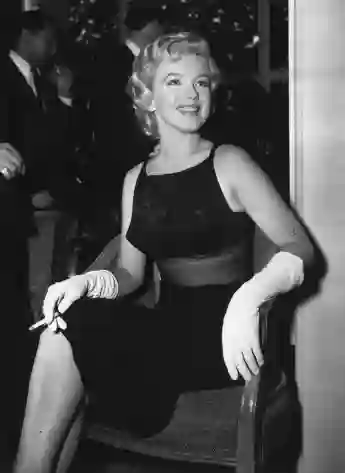 L'actrice américaine Marilyn Monroe (1926-1962) lors d'une conférence de presse à l'hôtel Savoy de Londres pour annoncer son prochain film, "The Prince and the Showgirl".