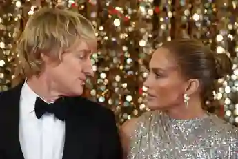 Owen Wilson y Jennifer Lopez en una escena de la película 'Marry Me'
