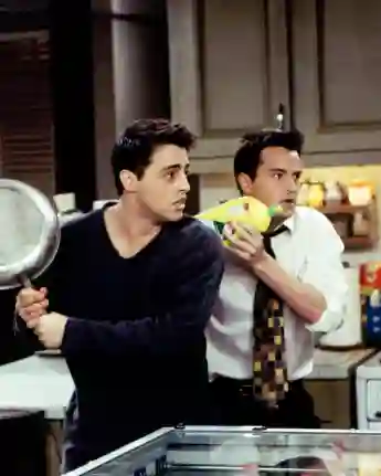 Matt LeBlanc y Matthew Perry en una escena de 'Friends'